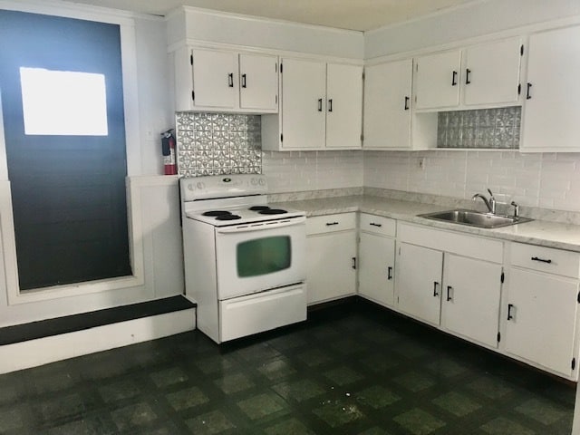 Eat in full kitchen w/Fridge - 15 Maple St Apartments Unit 2