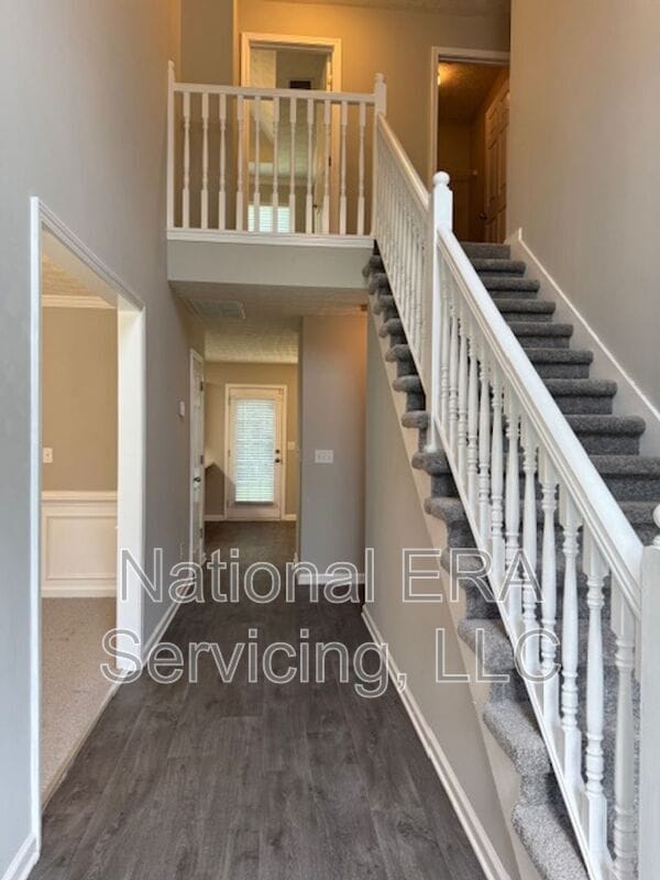 Photo - 711 Tullamore Way