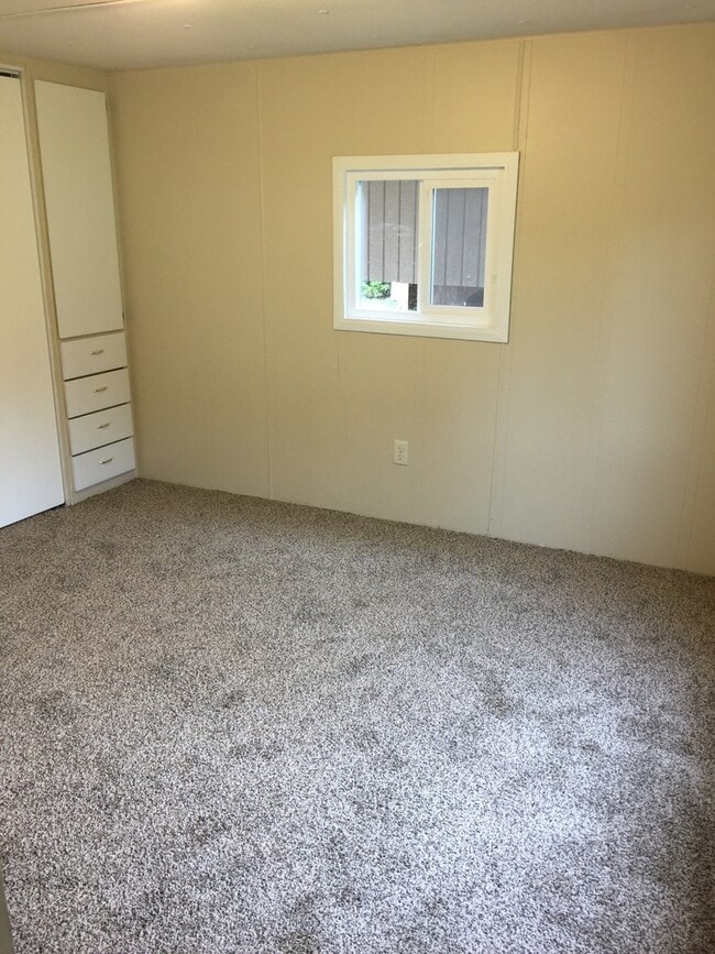 Photo - 1077 W Axton Rd