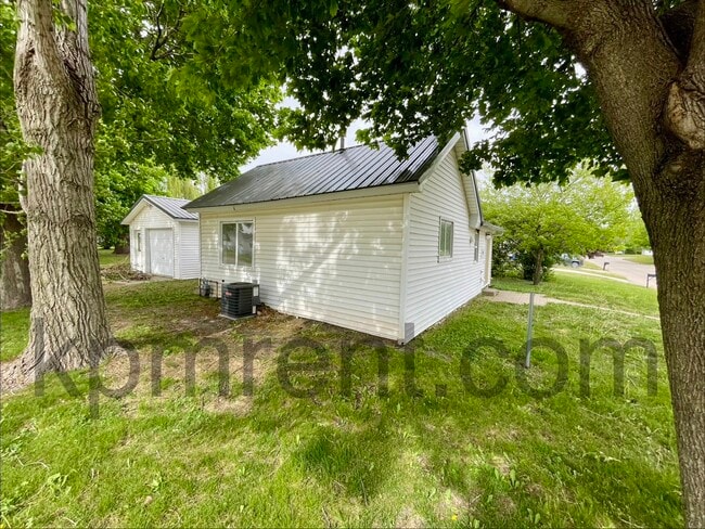Photo - 303 Chestnut St