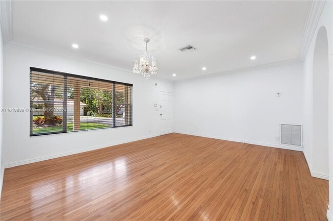 Photo - 921 Alava Ave