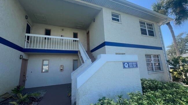 Building Photo - 1524 SE Royal Green Cir Unit 101