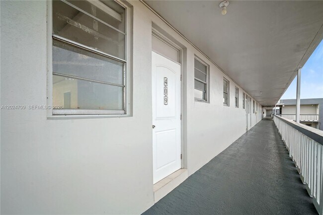 Photo - 18601 NE 14th Ave Unit 409