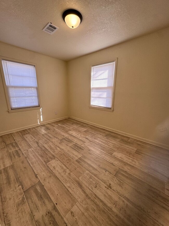 Photo - 3 Bed / 1 Bath house in Truman. READY NOW!