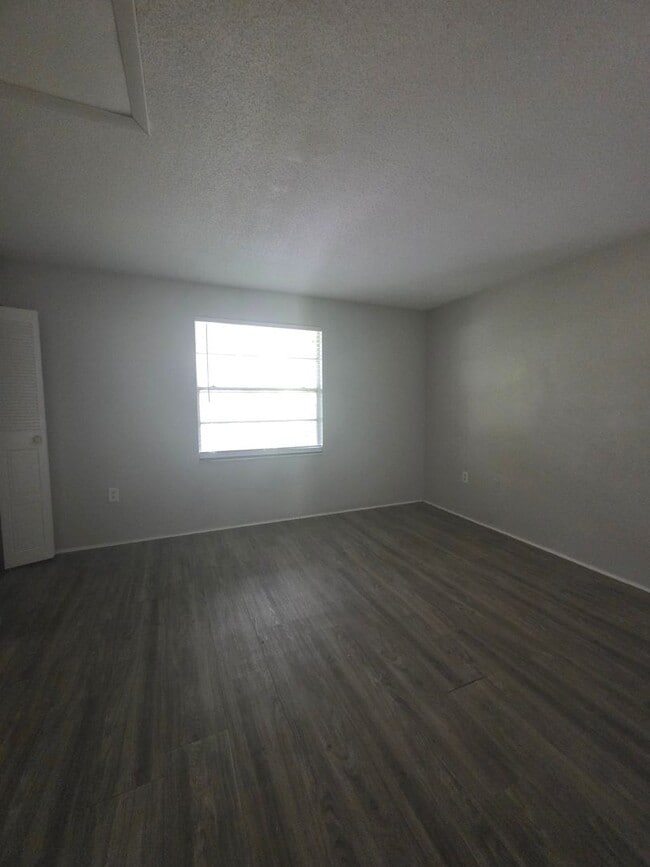 Photo - ** HALF OFF 1ST MONTH'S RENT WITH 13 MONTH LEASE ** Unidad 311-211