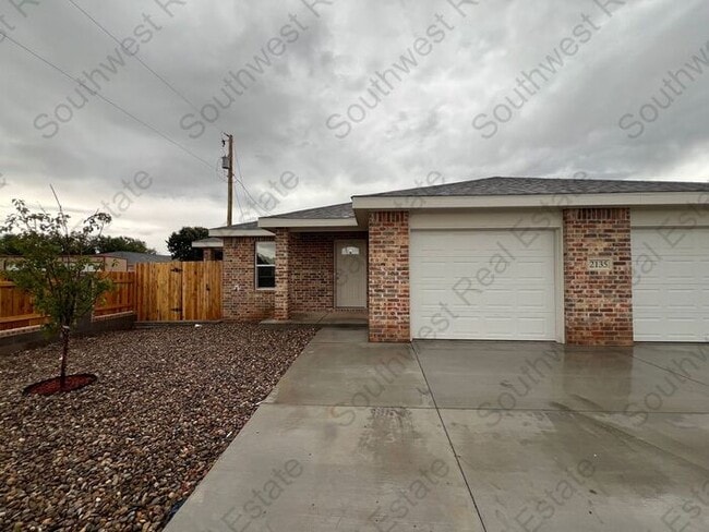 Building Photo - New Spacious 2 bedroom 2 bath Duplex.