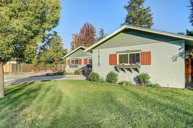 Photo - 1428 Lorry Ave