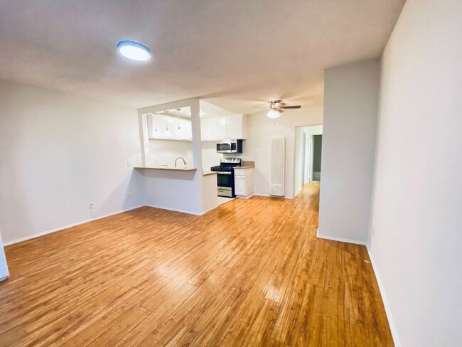 Photo - 14220 Burbank Blvd