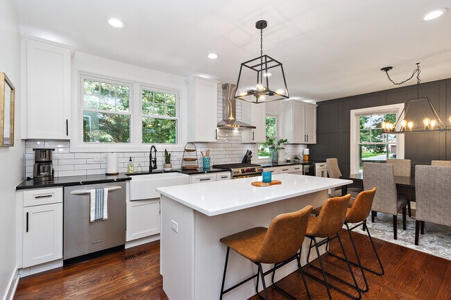 Photo - 724 Warner Ave