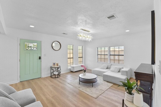Photo - BEAUTIFUL HOME IN HOUSTON. MOVE IN READY!.