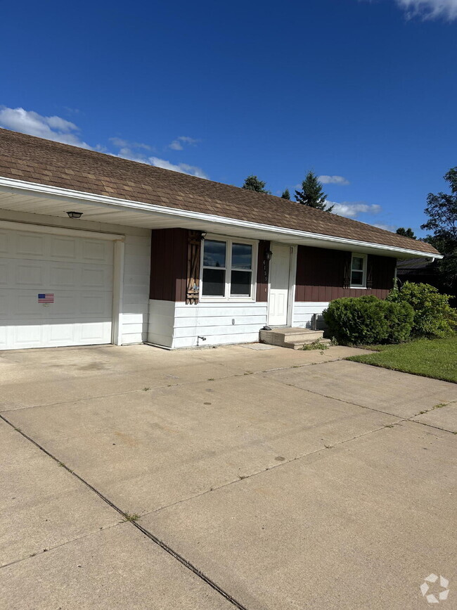Building Photo - 3 Bedroom Duplex with Attached Garage & La... Rental
