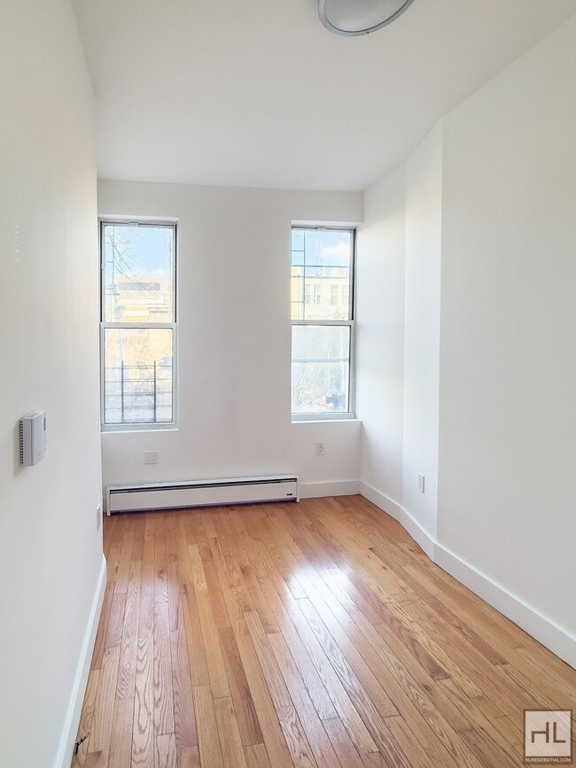 Photo - NO FEE / SUMMERFIELD STREET / Spacious 3-Bed 1-Bath / Bushwick and Ridgewood Border Unidad 1L