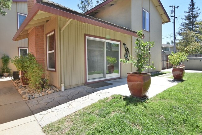 Building Photo - Well Appointed Remodeled 3 Bedroom 2 Bath ... Rental