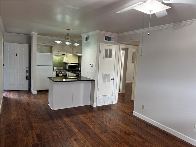 Building Photo - 803 W 28th St Unit 206