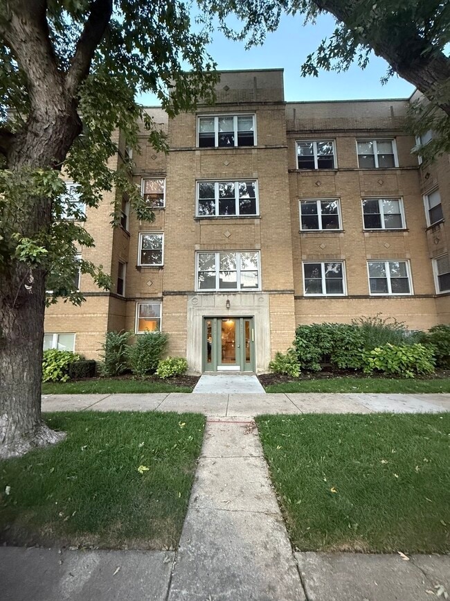 Building Photo - 4309 N Troy St Unit 3
