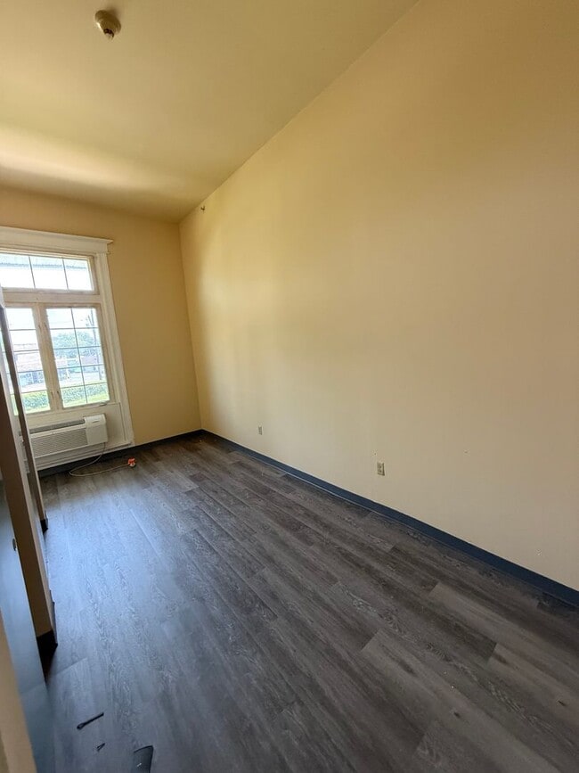 Photo - Spacious 2 Bedroom Apartment Unit 1-2B