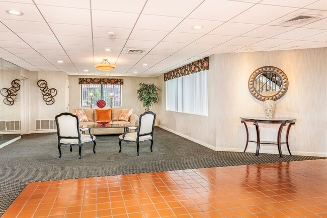 Photo - 295 Lynn Shore Dr Unidad 402