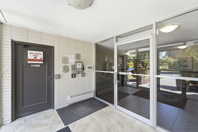 Photo - Lakeview Towers Apartments