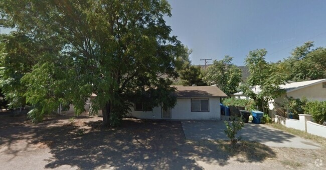 Building Photo - Charming 2 Bed/1 Bath Home + Bonus Room Ho...