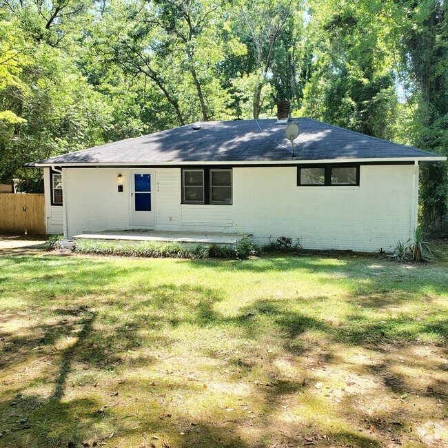 Building Photo - Three Bedroom Single Family Home!