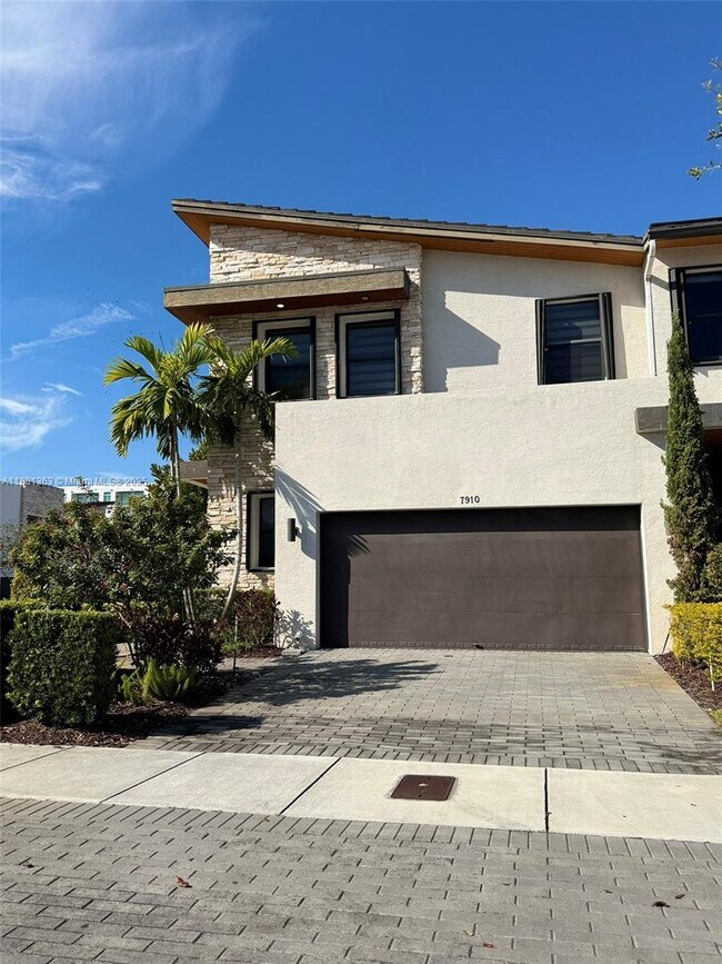 Building Photo - 7910 NW 105th Ave Rental