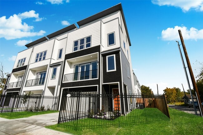 Photo - 3233 Tuam St