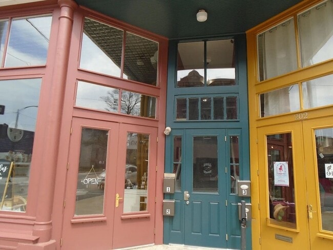 Building Photo - 200 E 9th St Unit 1