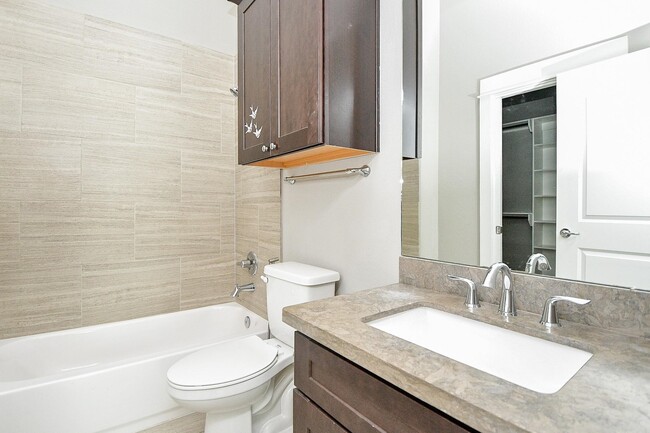 Photo - 955 W 24th St