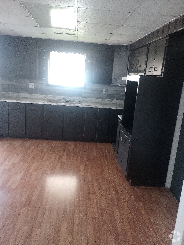 Building Photo - 193 Main St Unit apt B