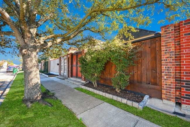 Photo - 832 W 27th St