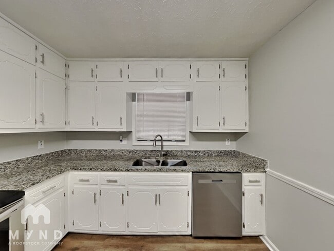 Photo - 2600 King George Ct NE