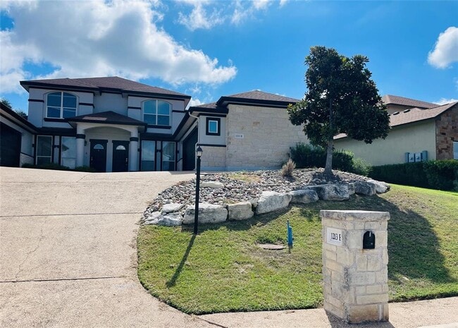Building Photo - 1213 Delsie Dr