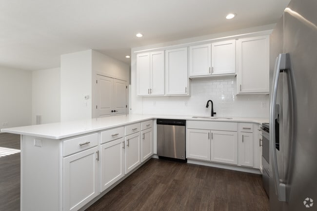2BR, 2BA - 1,200 SF w/ Den (South)