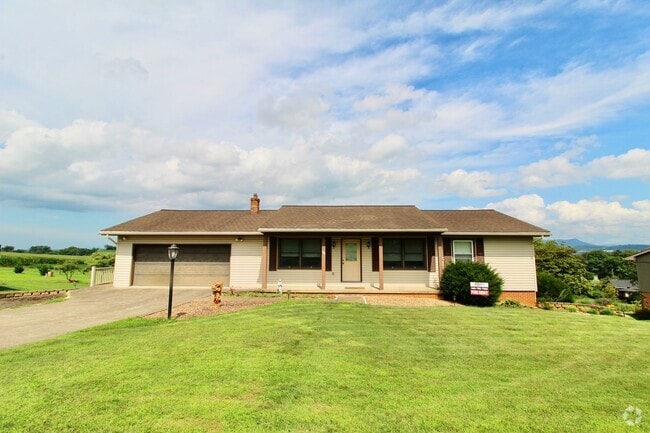 Building Photo - For Rent: Spacious Ranch-Style Home with S...
