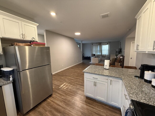Photo - Prime Location Giant four-bed two-bath off Greenway in Longfellow! Unidad D
