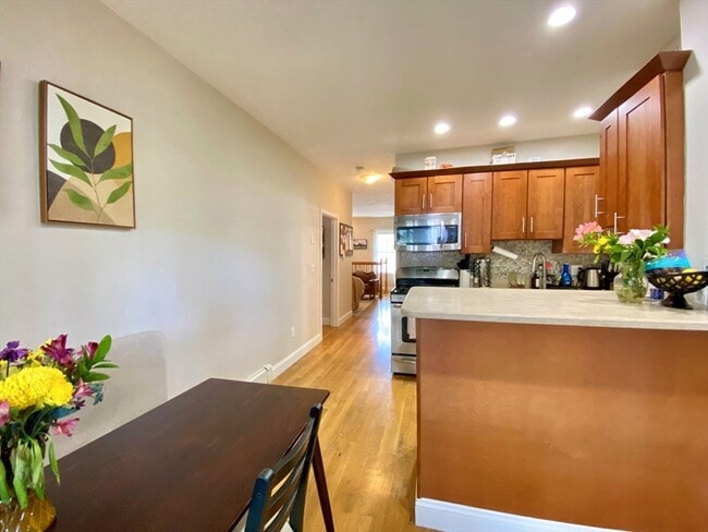 Building Photo - 512 E 3rd St Unit 1 Rental