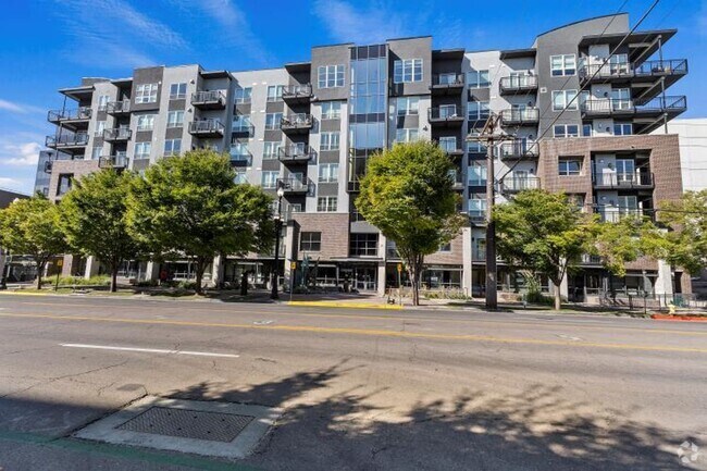 Building Photo - Beautiful Downtown Apartment! Unit 711