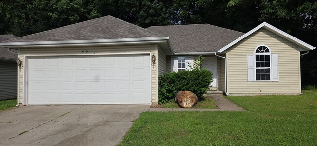 Building Photo - Close to Missouri State University! 3 Bedroom 2 Bathroom for $1295