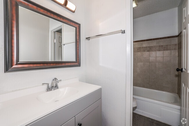 2BR, 1BA - 719SF - Bathroom