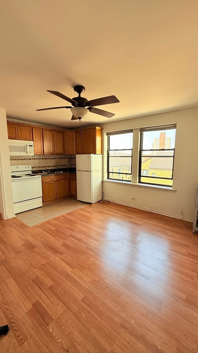 Photo - 3933 N Clarendon Ave Unit 507