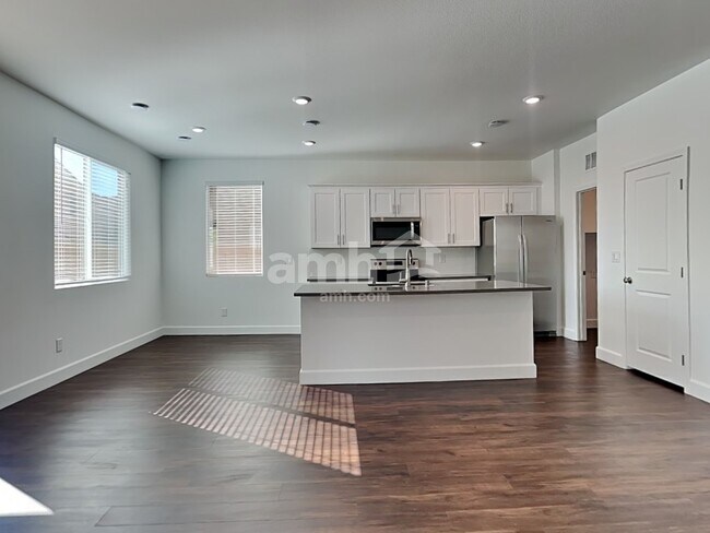 Photo - 4812 Blushing Star St