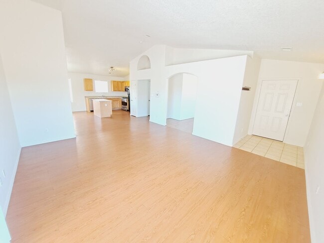 Photo - 3 bed 2 bath home in Huning Ranch!