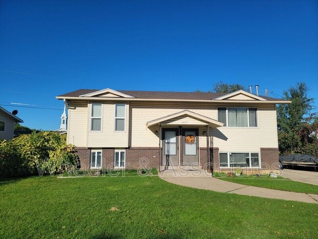 Building Photo - 4855 S 250 W Unit #B