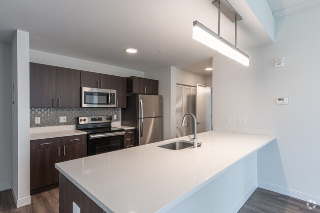 2 BR, 2 BA - 911SF - Kitchen