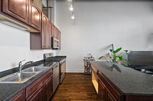 Photo - 1645 W Ogden Ave Unit 328