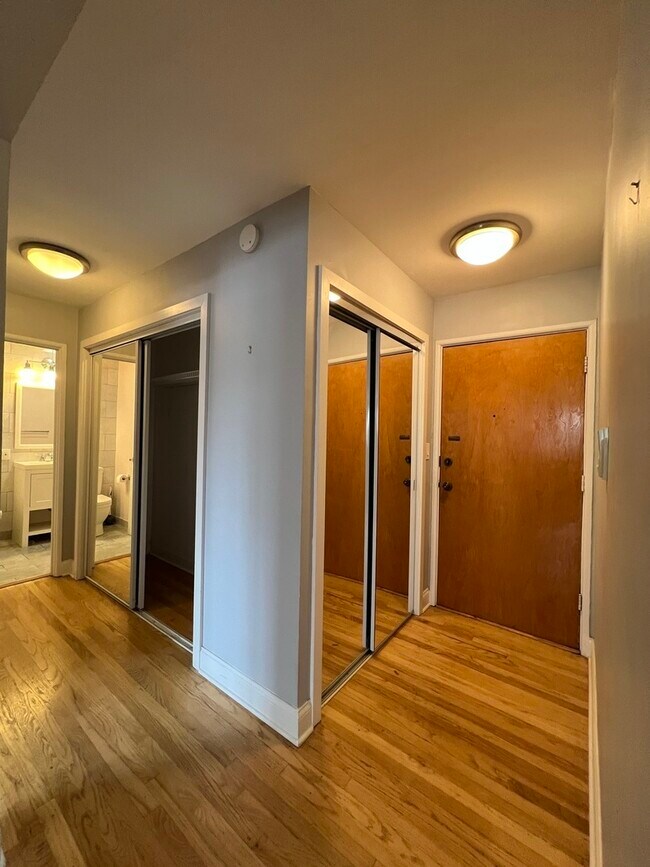 Photo - 2400 W Balmoral Ave Unit 2G