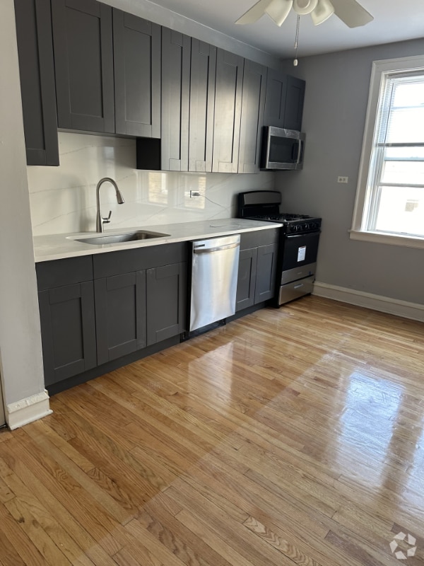 Building Photo - 5031 N Harding Ave Rental