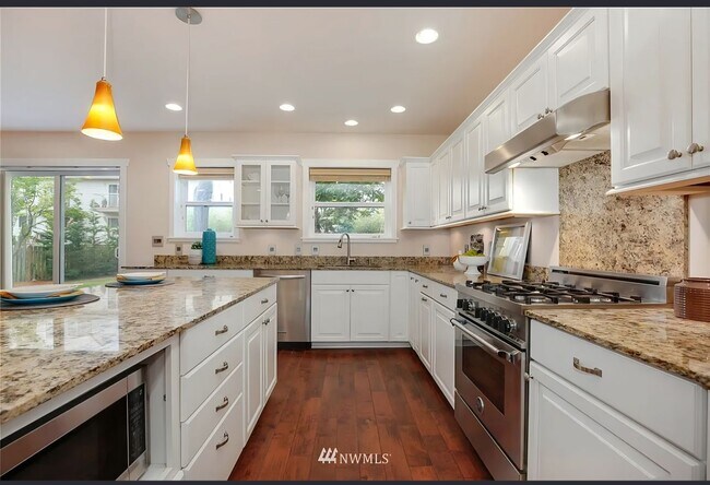 Photo - Spacious 5 bedroom home in desirable North Seattle Location!