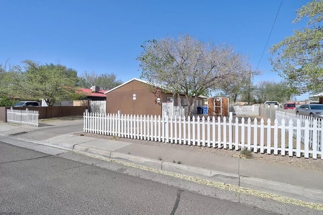Building Photo - 521 Utah St SE Unit 1