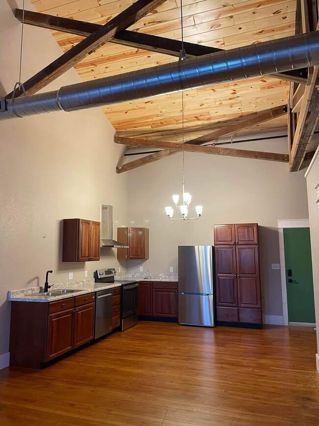 Large kitchen with garbage disposal, under cabinet lighting, dishwasher. - 211 E Water St Apartamentos Unidad 2